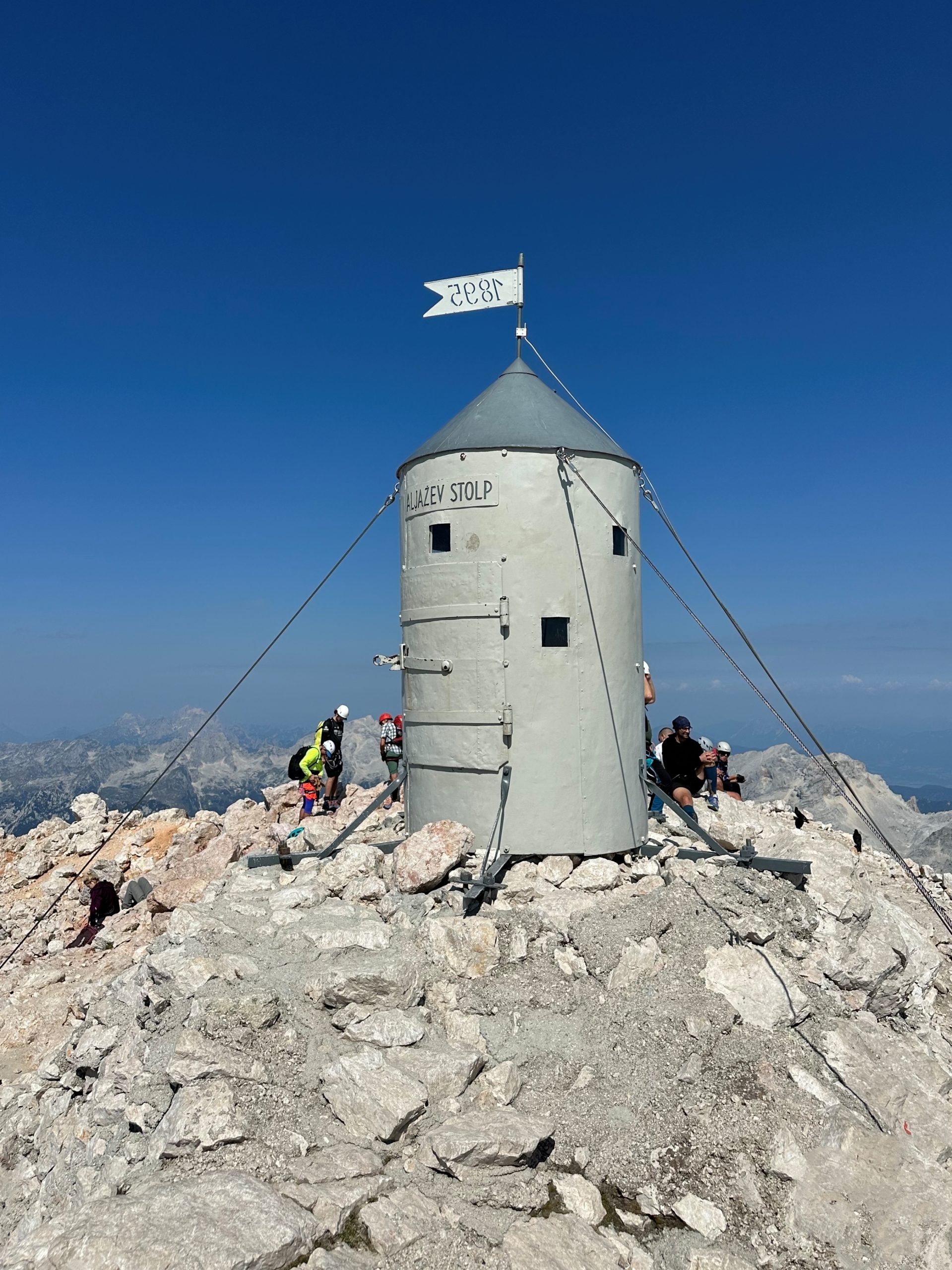 Stolp pred osvežitvijo. Foto: Martin Kavčič.